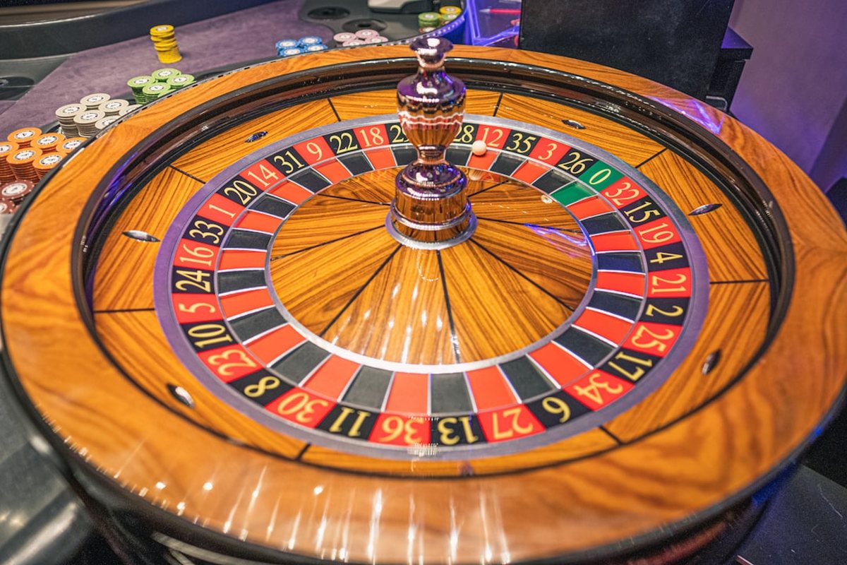 Roulette wheel and ball