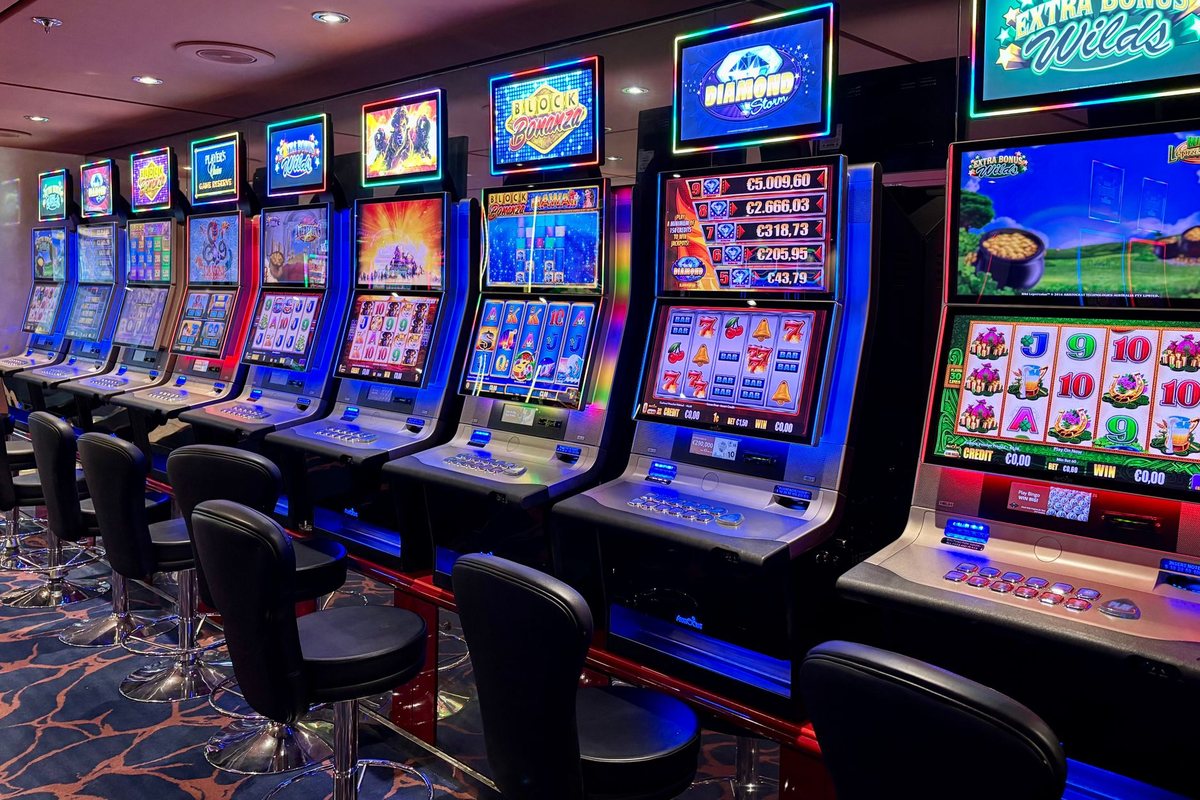 Slot machine reels and screens